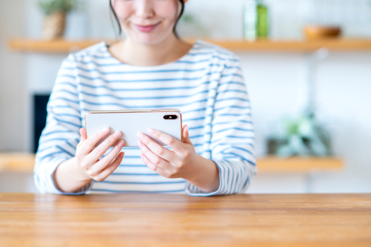 スマホを見る人の画像