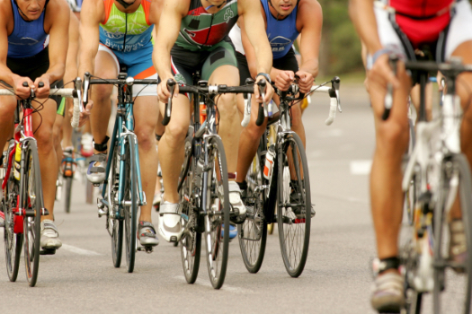 自転車のレースをしている人たちの写真