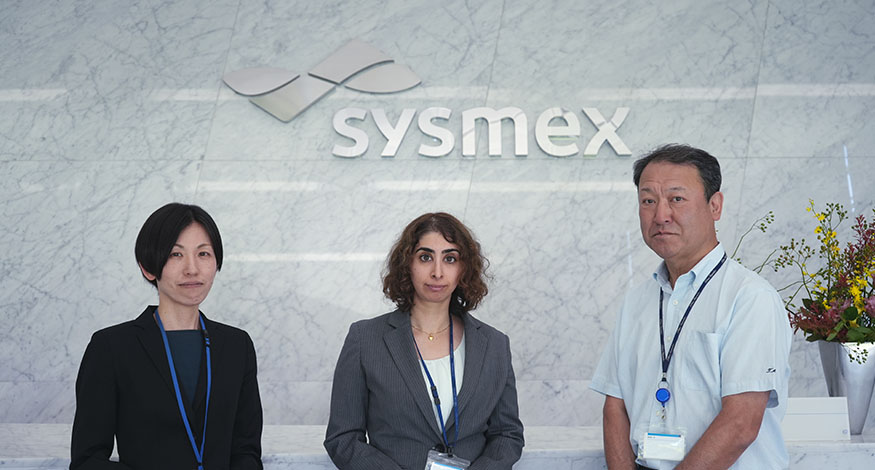 シスメックス株式会社　学術情報部　学術サポート統括グループ
前田 忠 様（写真右） 、Sethi Shinbani 様（写真中央） 、今西 奈津子様（写真左）