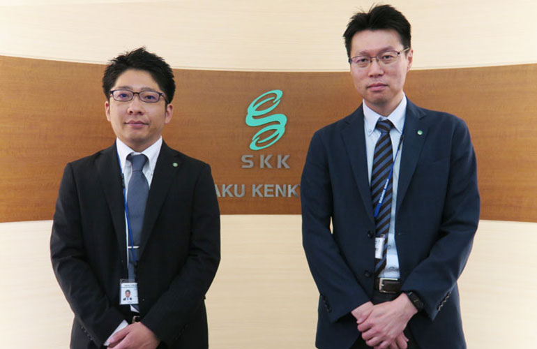 事例:株式会社三和化学研究所 様:2名のご担当者様お写真